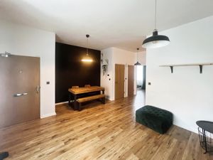 LIVING ROOM- click for photo gallery